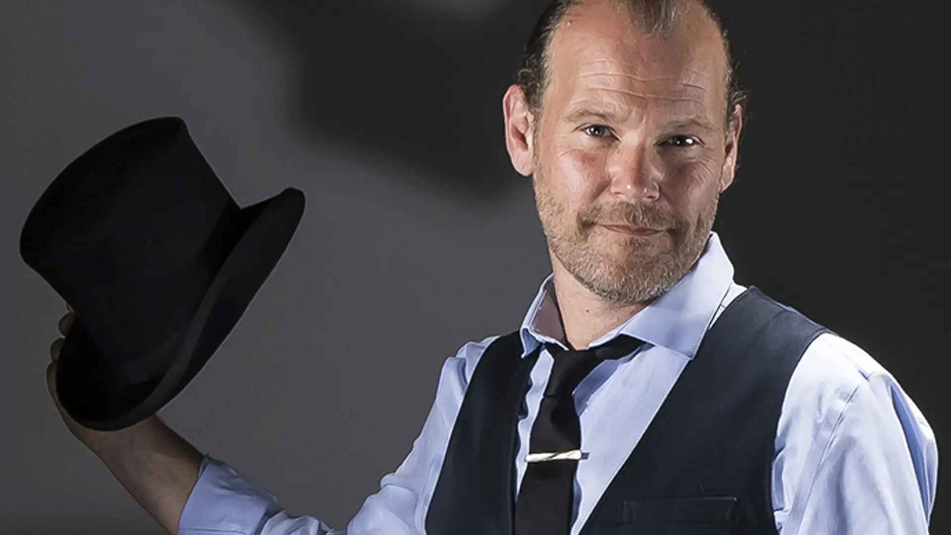 Anthony James, magicien mentaliste à Lyon, pendant une animation de close-up