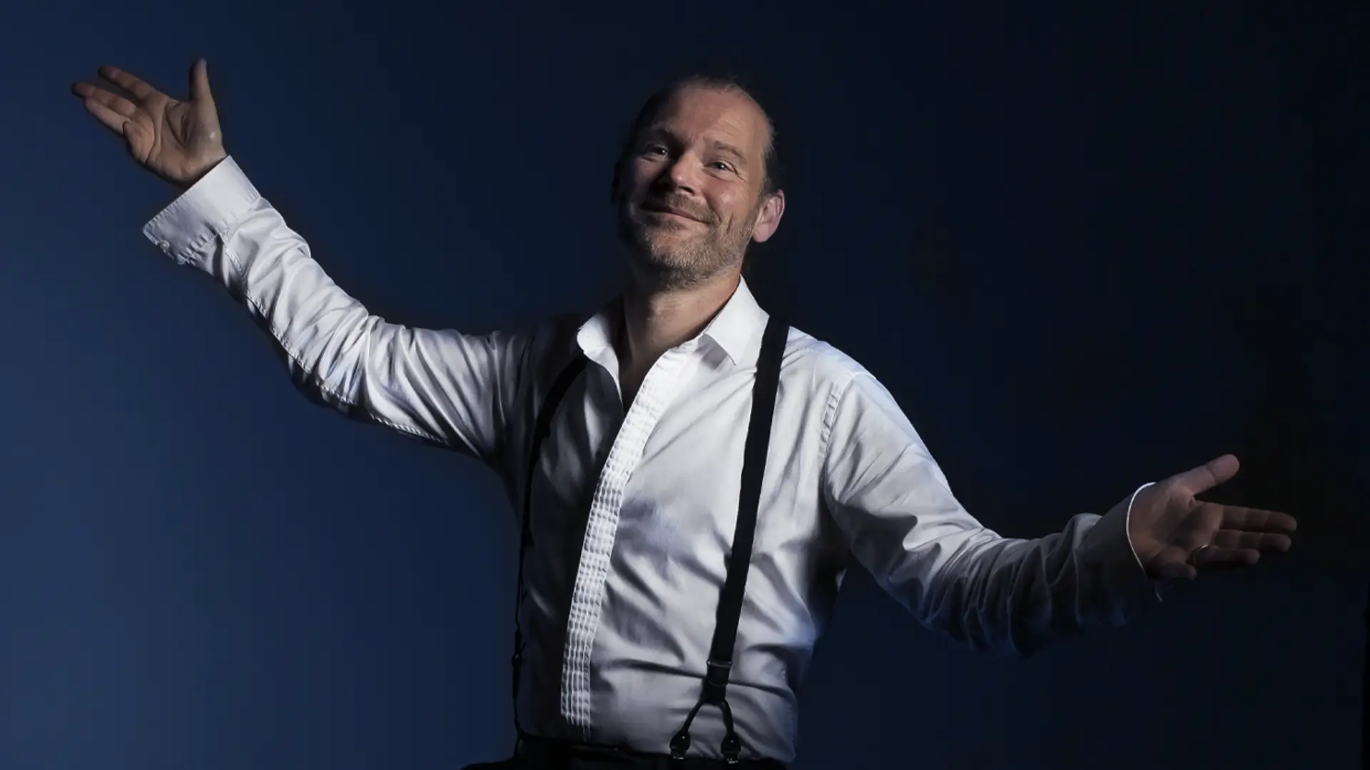Anthony James en prestation de magie de proximité devant des invités, à Lyon