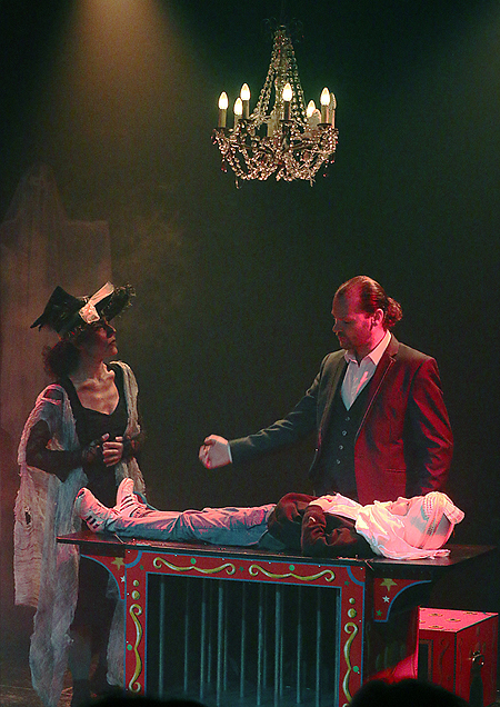 Le bal des fantômes - magie théâtrale - spectacle enfants - Halloween - fête foraine - magicien - Lyon - Paris - Chambéry - Grenoble - Bourg en Bresse - Dijon - Valence