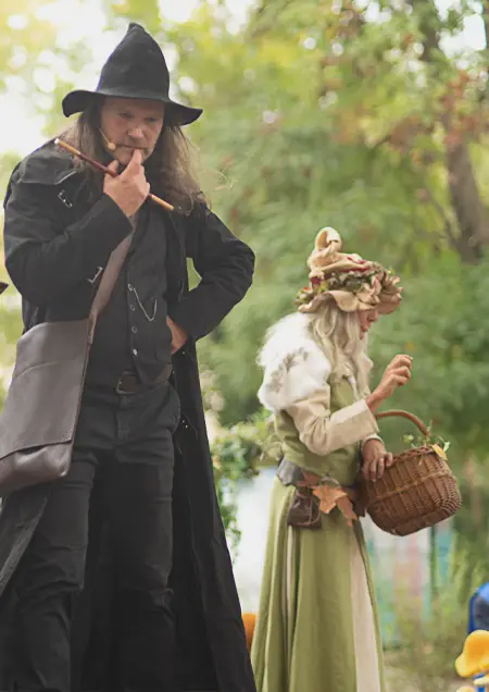 Anthony James dans le rôle du Magicien du Bois Joli, spectacle jeune public poétique